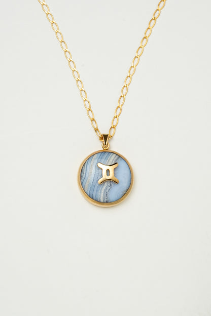 Gemini zodiac pendant: blue lace agate cabochon and 14K Gold Vermeil.

Amuleto e Géminis: ágata de encaje azul cabujón y 14K Gold Vermeil.