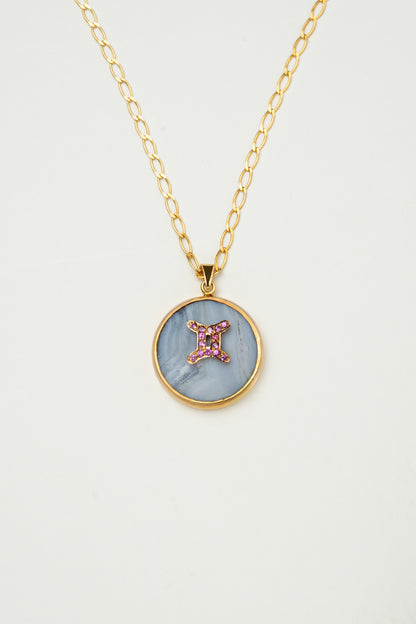 Gemini zodiac pendant: blue lace agate cabochon and pink spinel.

Amuleto e Géminis: ágata de encaje azul cabujón y espinela rosa.
