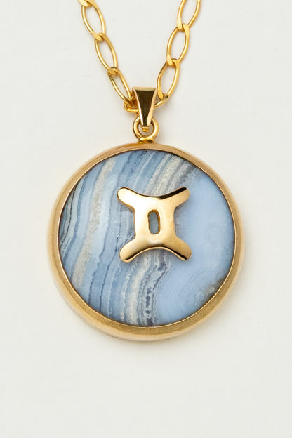 Gemini zodiac pendant: blue lace agate cabochon and 14K Gold Vermeil.

Amuleto e Géminis: ágata de encaje azul cabujón y 14K Gold Vermeil.