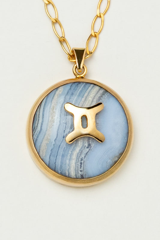 Gemini zodiac pendant: blue lace agate cabochon and 14K Gold Vermeil.

Amuleto e Géminis: ágata de encaje azul cabujón y 14K Gold Vermeil.