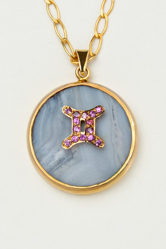 Gemini zodiac pendant: blue lace agate cabochon and 14K Gold Vermeil.

Amuleto e Géminis: ágata de encaje azul cabujón y 14K Gold Vermeil.