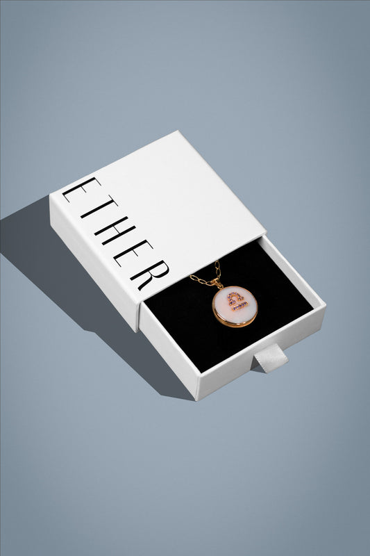 Libra zodiac pendant: pink opal cabochon and amethyst.

Amuleto de Libra: ópalo rosa cabujón y amatista.