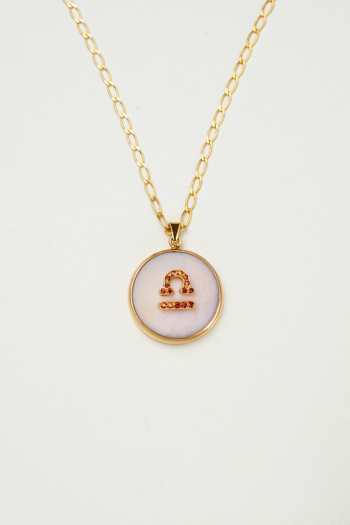 Libra zodiac pendant: pink opal cabochon and orange sapphire.

Amuleto de Libra: ópalo rosa cabujón y zafiro naranja.