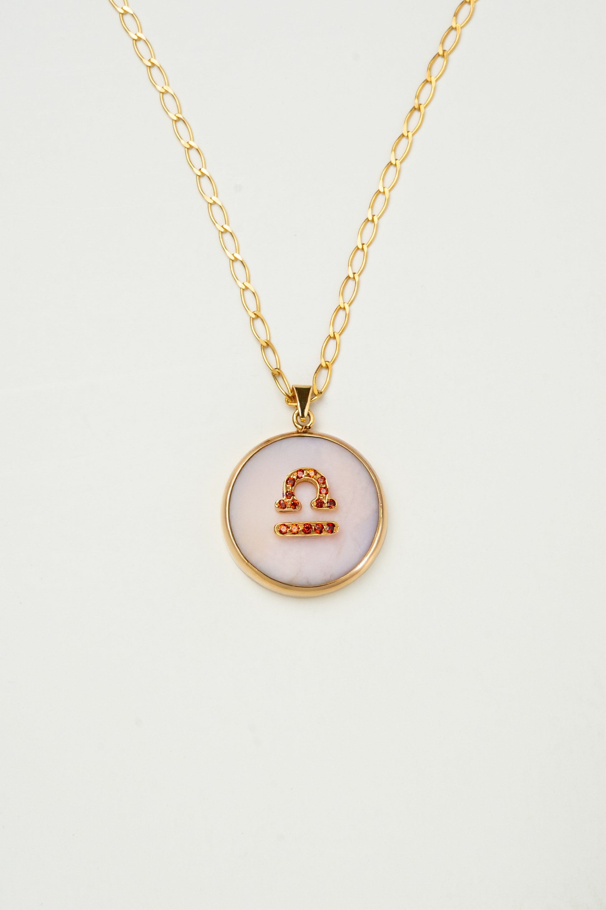 Libra zodiac pendant: pink opal cabochon and amethyst.

Amuleto de Libra: ópalo rosa cabujón y amatista.