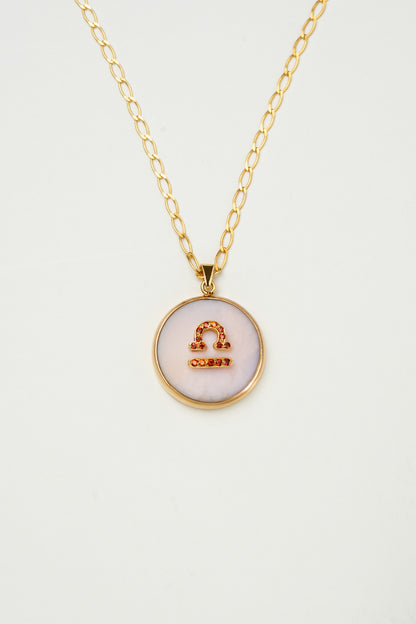 Libra zodiac pendant: pink opal cabochon and orange sapphire.

Amuleto de Libra: ópalo rosa cabujón y zafiro naranja.