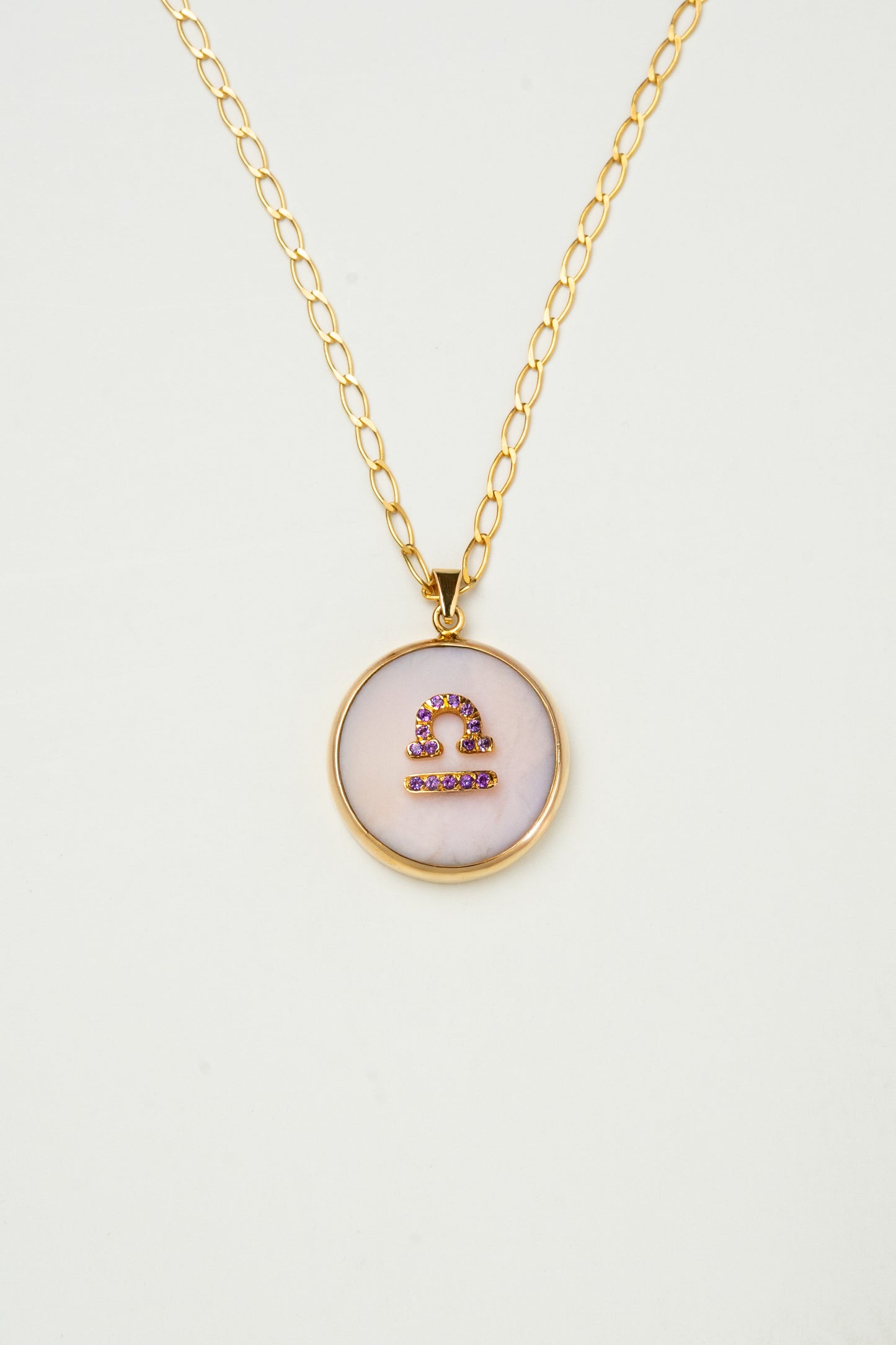 Libra zodiac pendant: pink opal cabochon and amethyst.

Amuleto de Libra: ópalo rosa cabujón y amatista.