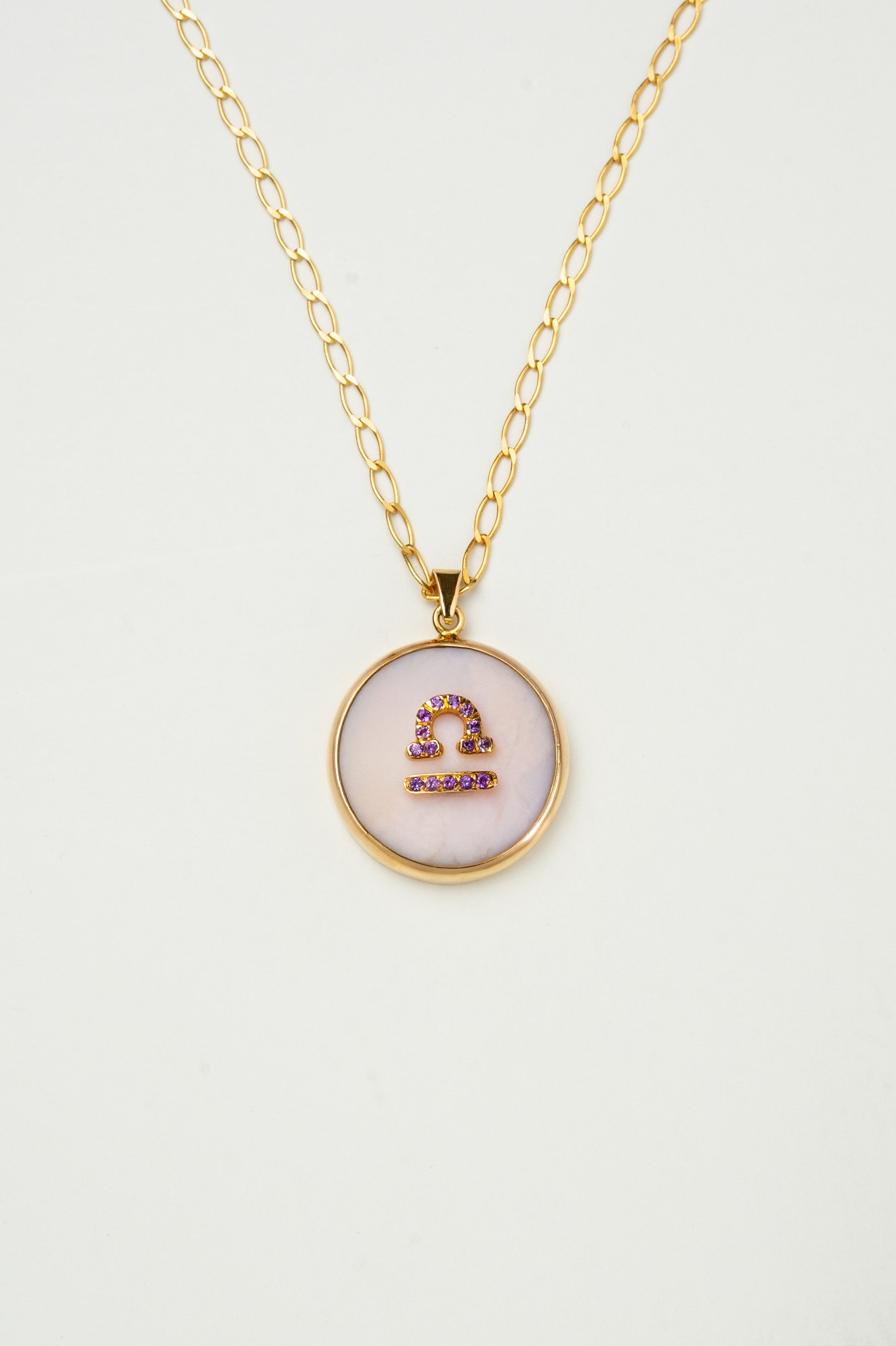 Libra zodiac pendant: pink opal cabochon and amethyst.

Amuleto de Libra: ópalo rosa cabujón y amatista.