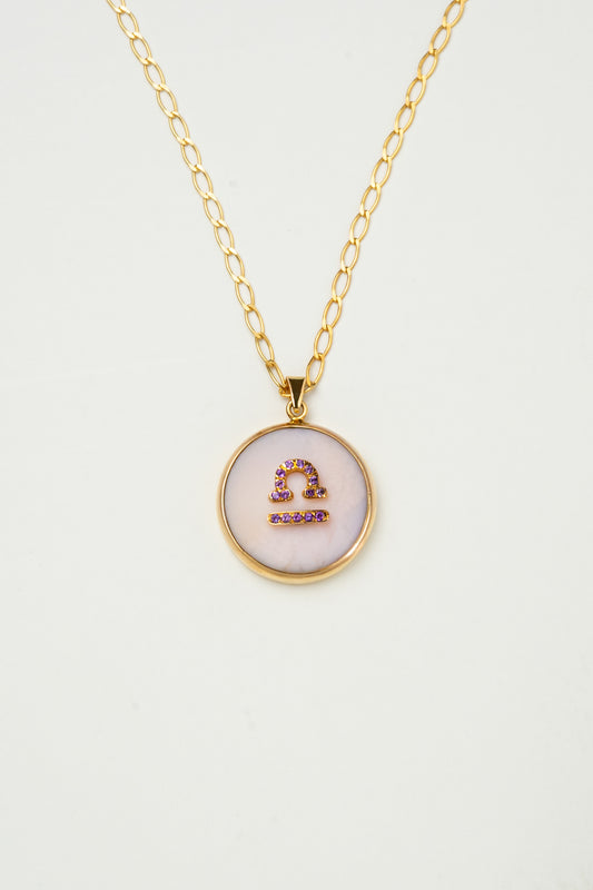 Libra zodiac pendant: pink opal cabochon and amethyst.

Amuleto de Libra: ópalo rosa cabujón y amatista.
