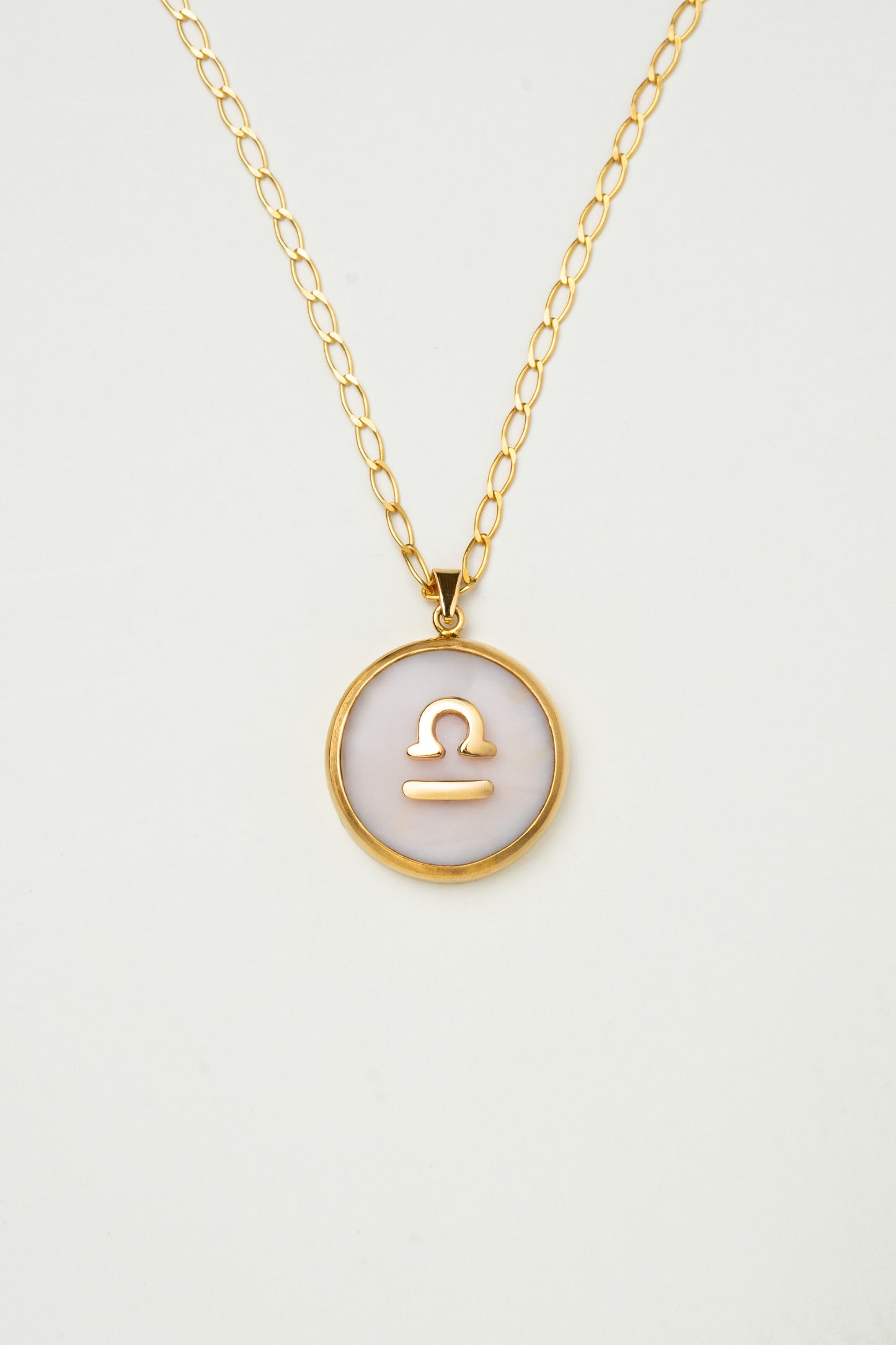 Libra zodiac pendant: pink opal cabochon and 14K Gold Vermeil.

Amuleto de Libra: ópalo rosa cabujón y 14K Gold Vermeil.