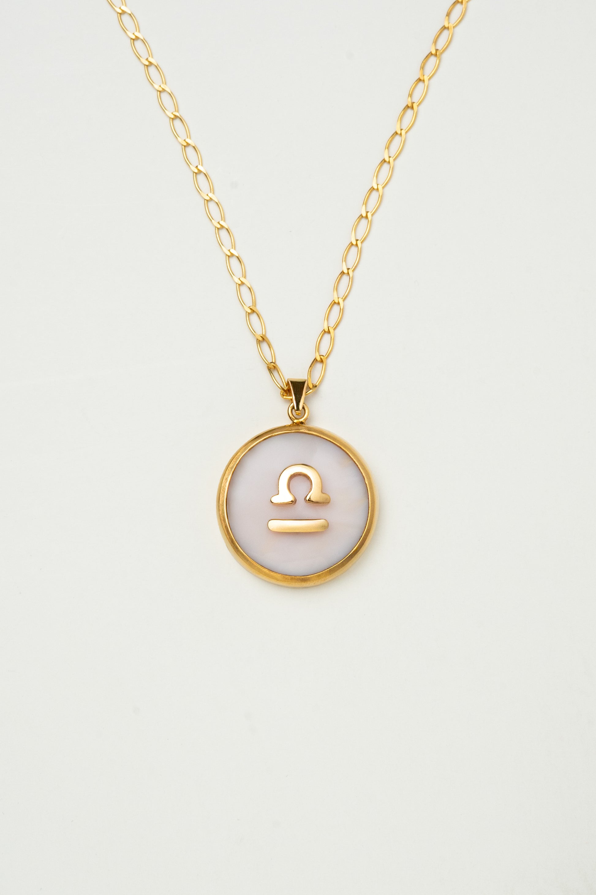Libra zodiac pendant: pink opal cabochon and amethyst.

Amuleto de Libra: ópalo rosa cabujón y amatista.