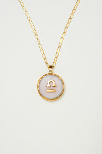 Libra zodiac pendant: pink opal cabochon and 14K Gold Vermeil.

Amuleto de Libra: ópalo rosa cabujón y 14K Gold Vermeil.