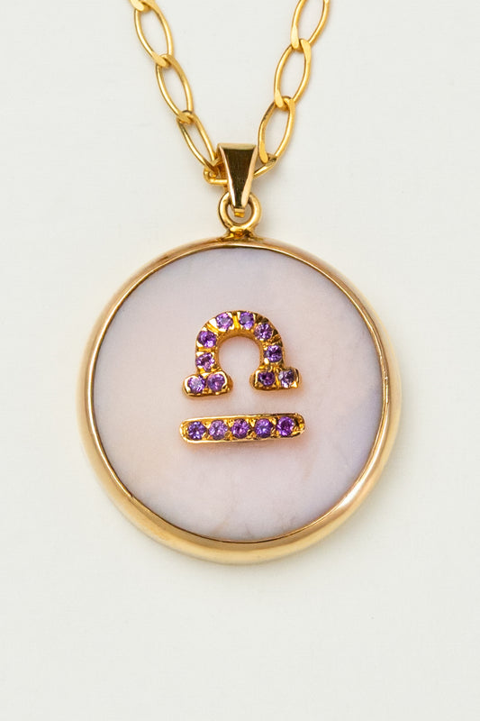 Libra zodiac pendant: pink opal cabochon and 14K Gold Vermeil.

Amuleto de Libra: ópalo rosa cabujón y 14K Gold Vermeil.