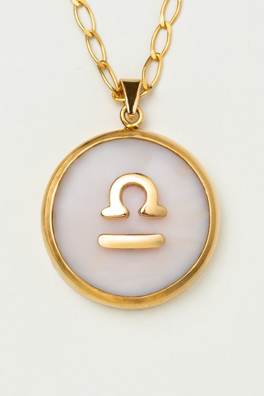 Libra zodiac pendant: pink opal cabochon and 14K Gold Vermeil.

Amuleto de Libra: ópalo rosa cabujón y 14K Gold Vermeil.