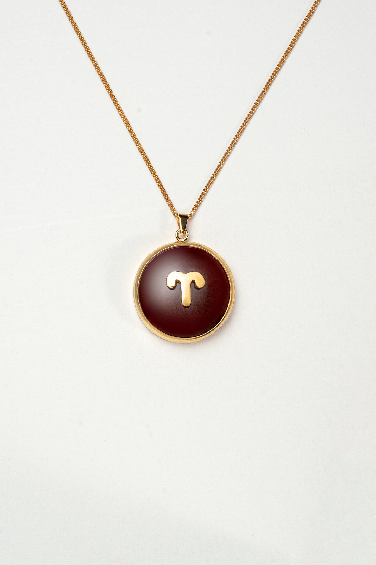 Aries zodiac pendant: carnelian cabochon and 14K Gold Vermeil.

Amuleto de Aries: cornalina cabujón y 14K Gold Vermeil.