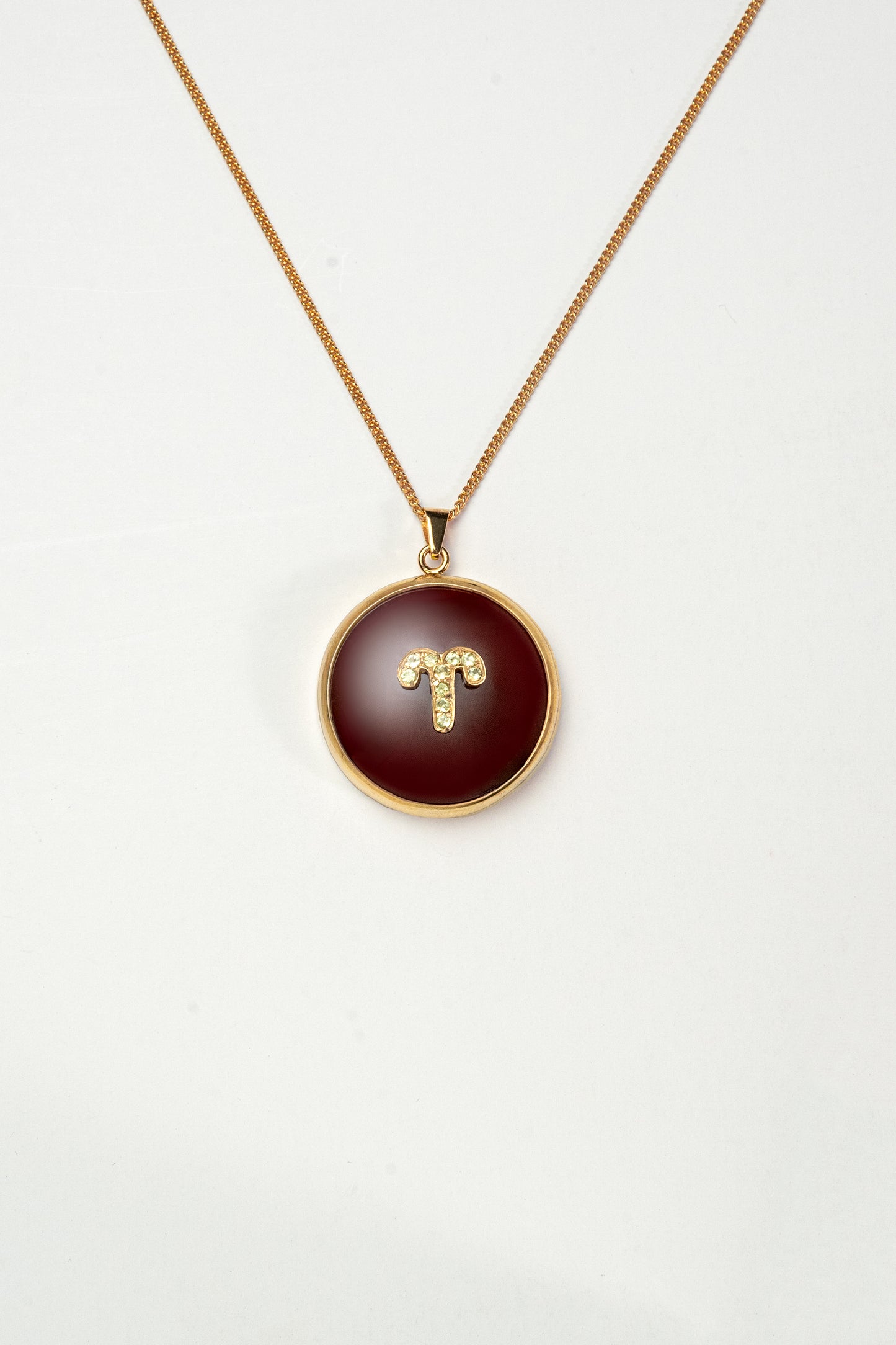 Aries zodiac pendant: carnelian cabochon and peridot.

Amuleto de Aries: cornalina cabujón y peridoto.