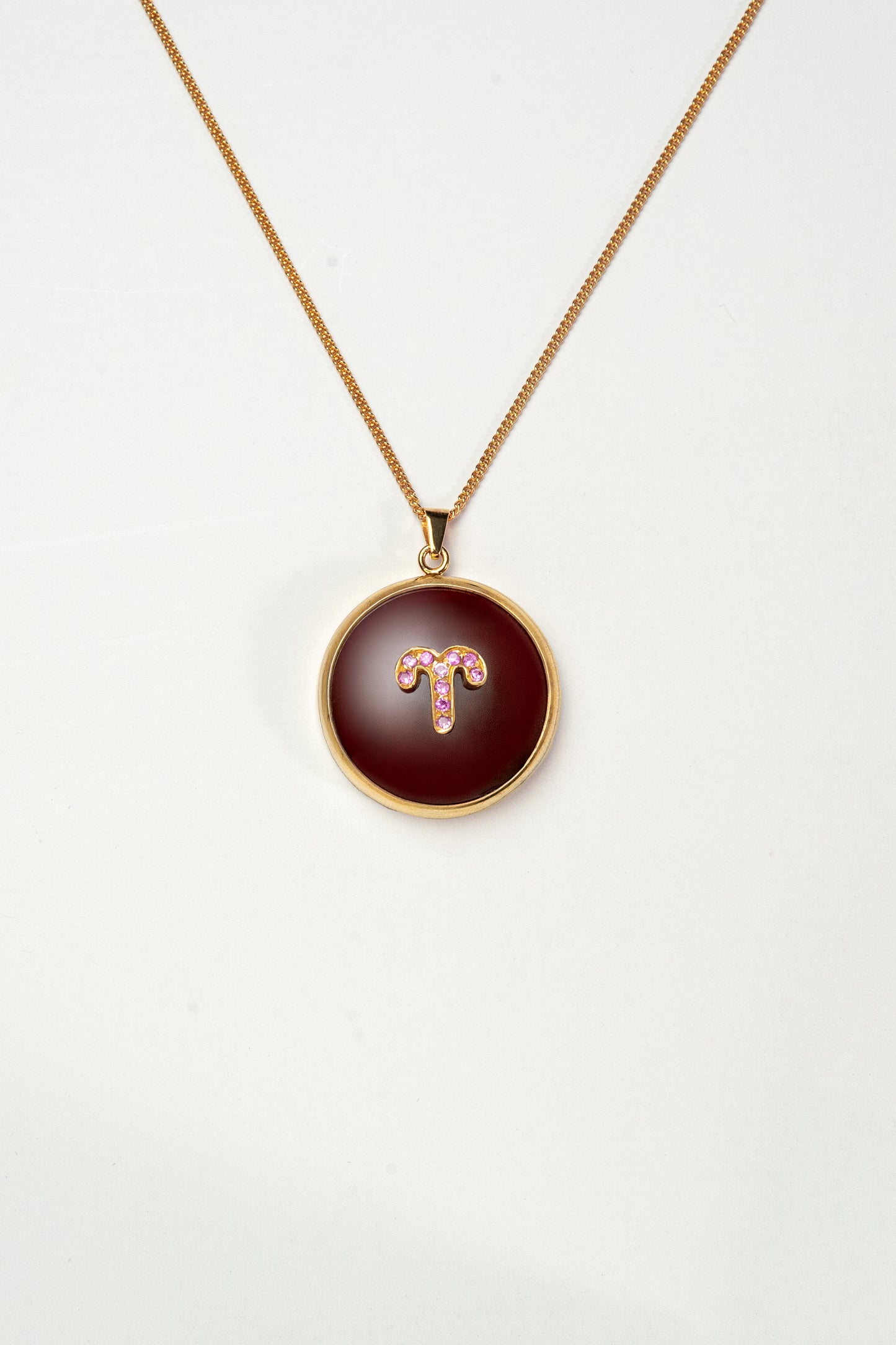 Aries zodiac pendant: carnelian cabochon and pink spinel.

Amuleto de Aries: cornalina cabujón y espinela rosa.