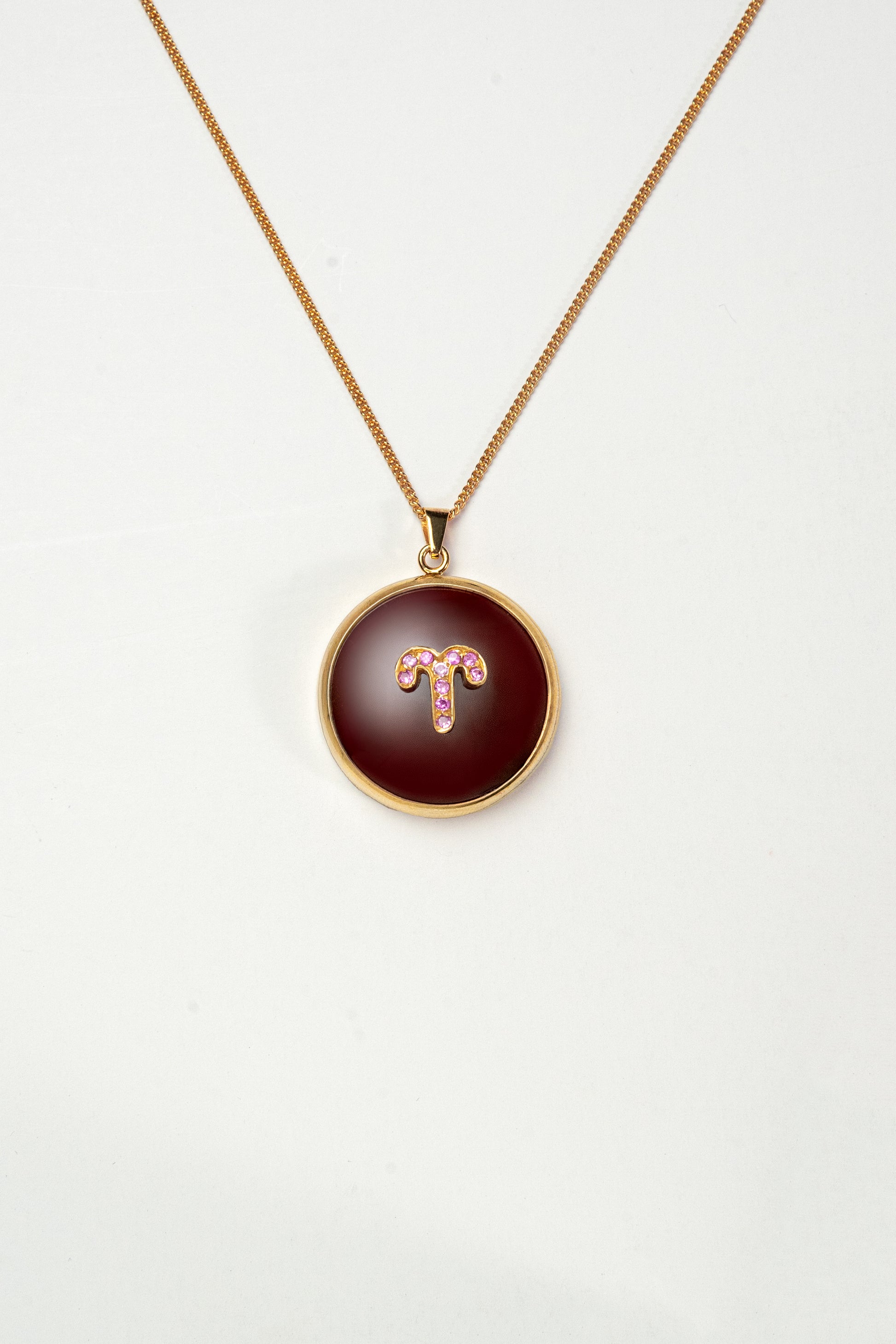 Aries zodiac pendant: carnelian cabochon and peridot.

Amuleto de Aries: cornalina cabujón y peridoto.