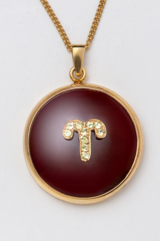 Aries zodiac pendant: carnelian cabochon and peridot.

Amuleto de Aries: cornalina cabujón y peridoto.