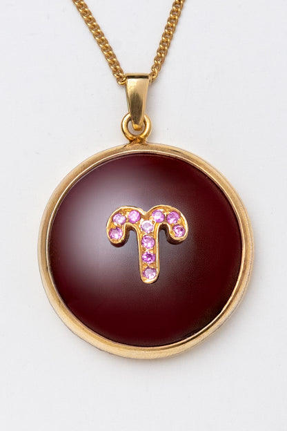 Aries zodiac pendant: carnelian cabochon and pink spinel.

Amuleto de Aries: cornalina cabujón y espinela rosa.