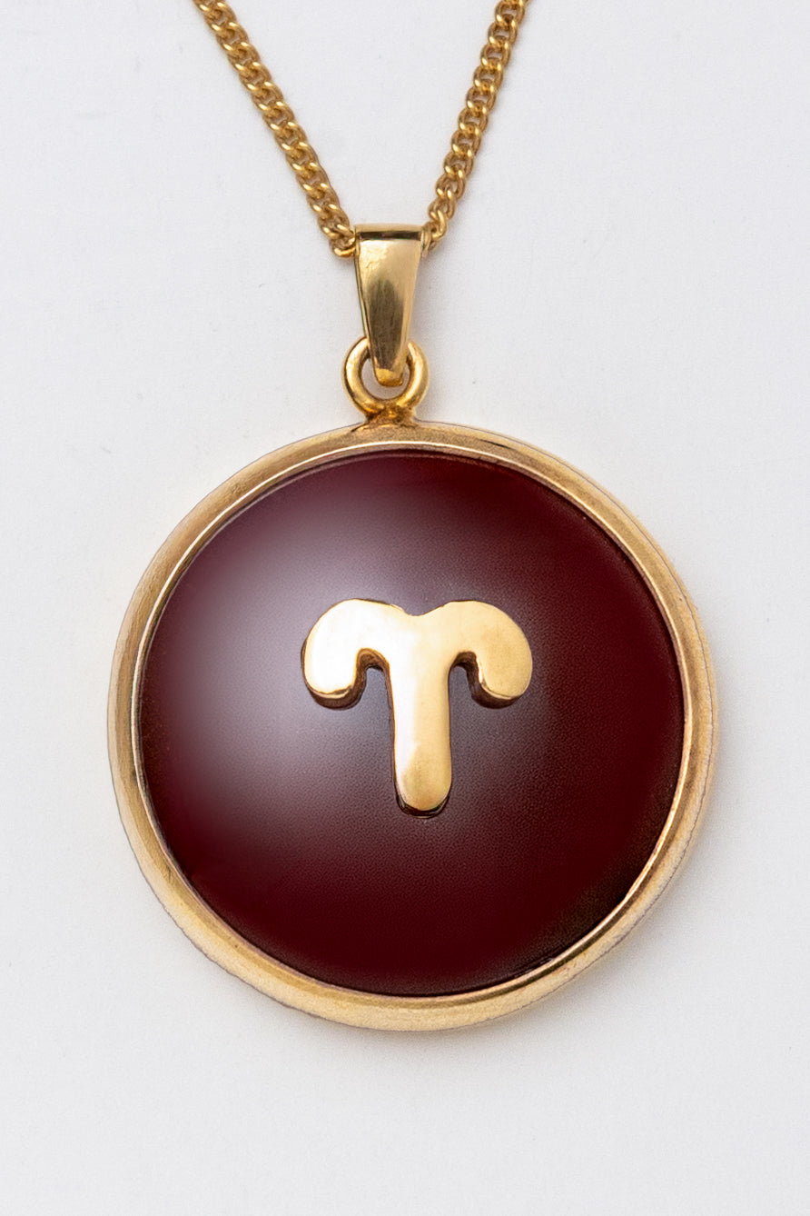 Aries zodiac pendant: carnelian cabochon and 14K Gold Vermeil.

Amuleto de Aries: cornalina cabujón y 14K Gold Vermeil.