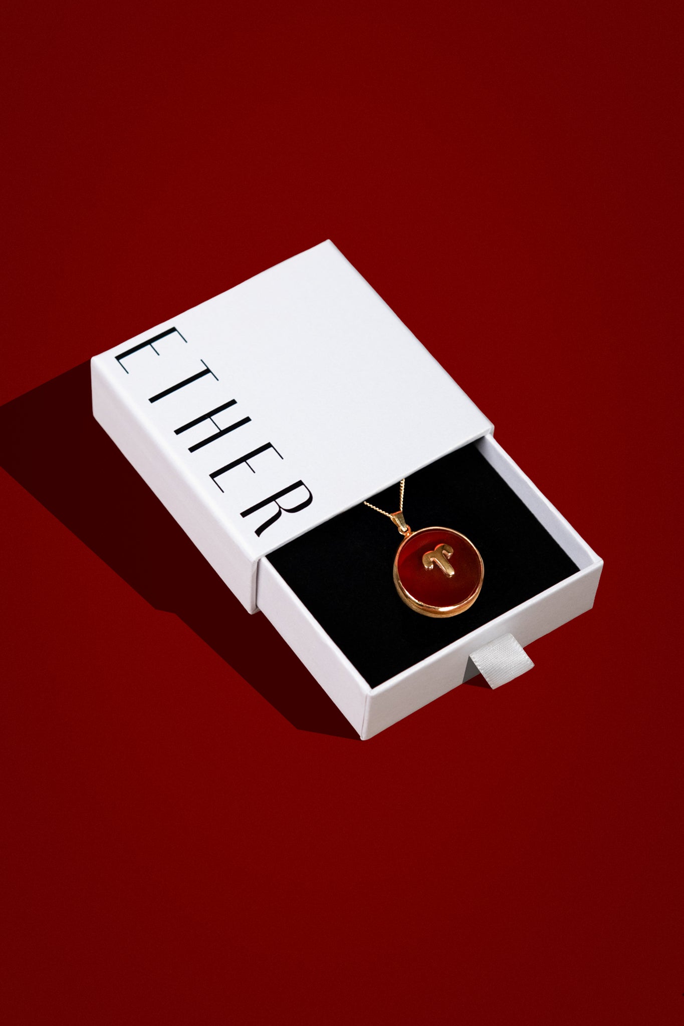 Aries zodiac pendant: carnelian cabochon and 14K Gold Vermeil.

Amuleto de Aries: cornalina cabujón y 14K Gold Vermeil.