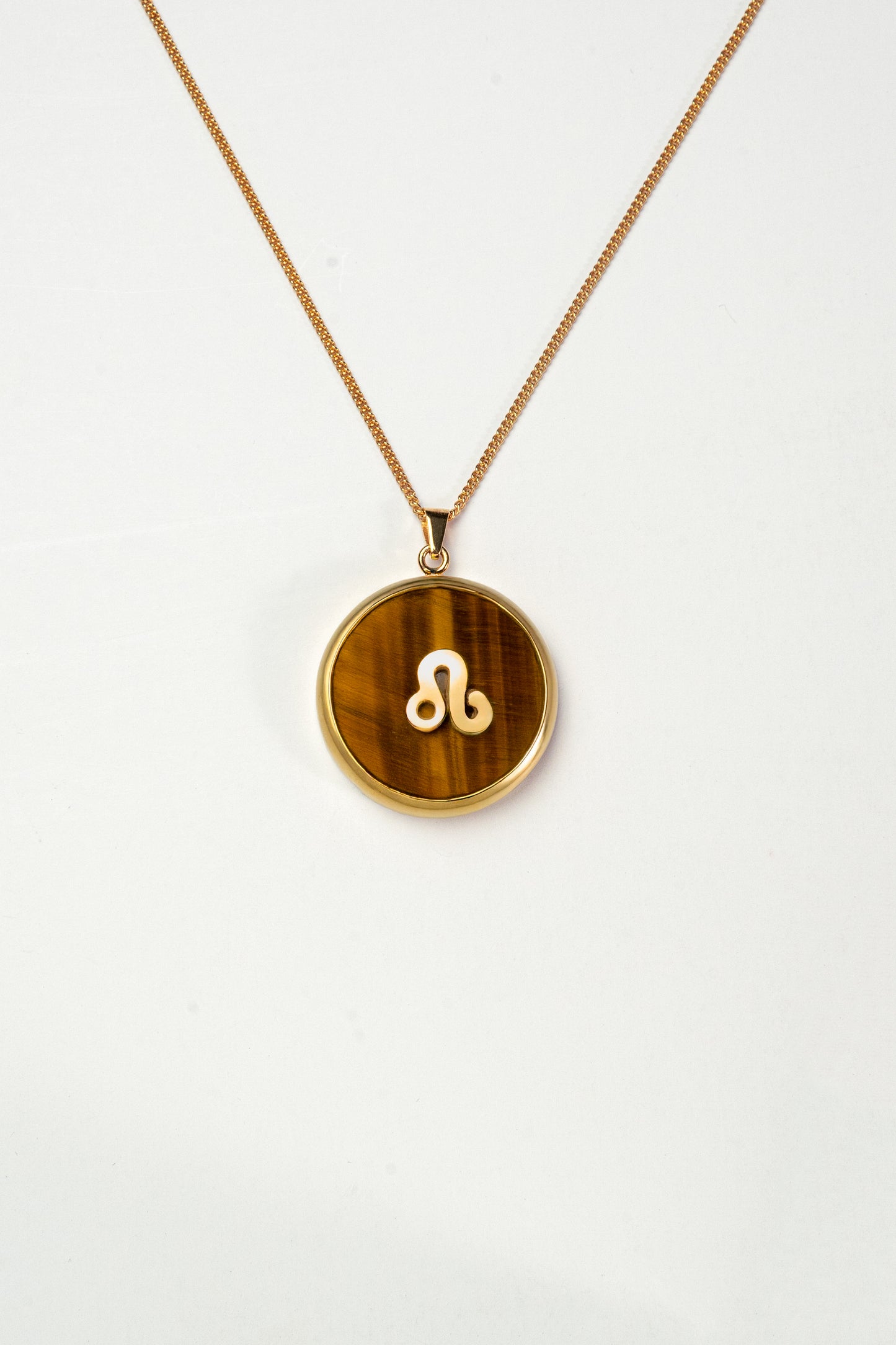 Leo zodiac pendant: tiger's eye cabochon and 14K Gold Vermeil.

Amuleto de Leo: ojo de tigre cabujón y 14K Gold Vermeil.
