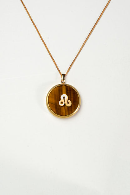 Leo zodiac pendant: tiger's eye cabochon and 14K Gold Vermeil.

Amuleto de Leo: ojo de tigre cabujón y 14K Gold Vermeil.