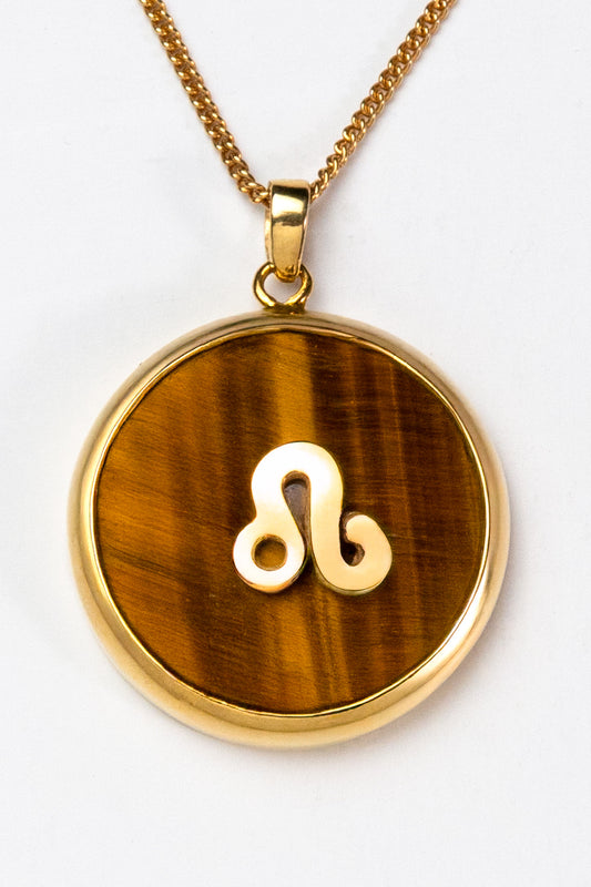 Leo zodiac pendant: tiger's eye cabochon and 14K Gold Vermeil.

Amuleto de Leo: ojo de tigre cabujón y 14K Gold Vermeil.