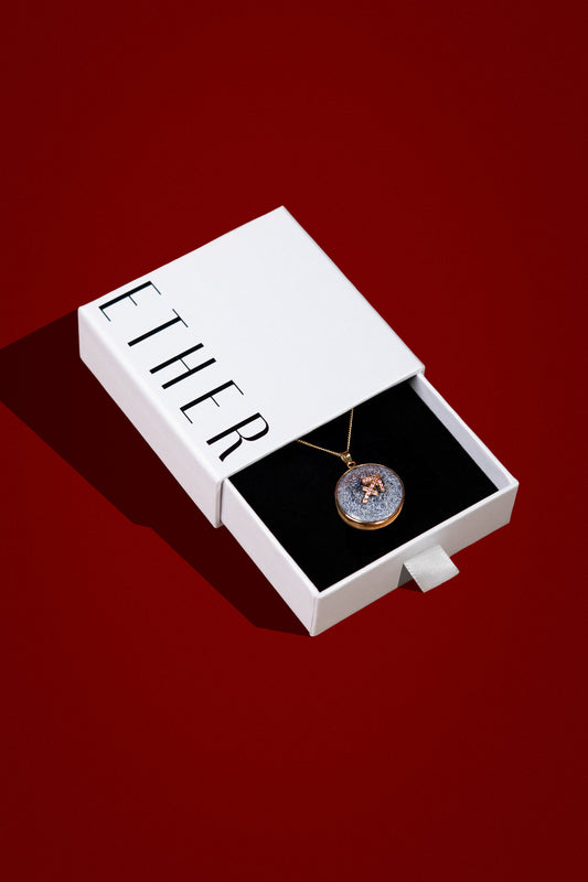 Sagittarius zodiac pendant: lapis lazuli cabochon and pink spinel.

Amuleto de Sagitario: lapislázuli cabujón y espinela rosa.