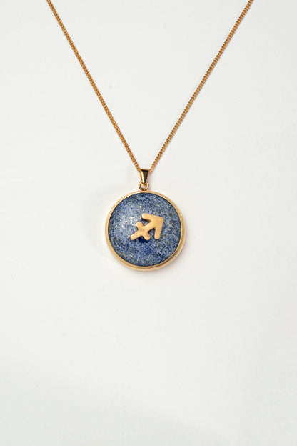 Sagittarius zodiac pendant: lapis lazuli cabochon and 14K Gold Vermeil.

Amuleto de Sagitario: lapislázuli cabujón y 14K Gold Vermeil.