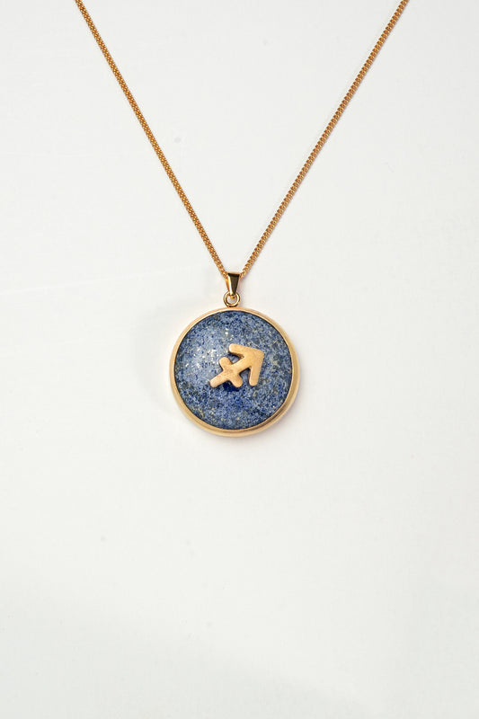 Sagittarius zodiac pendant: lapis lazuli cabochon and 14K Gold Vermeil.

Amuleto de Sagitario: lapislázuli cabujón y 14K Gold Vermeil.