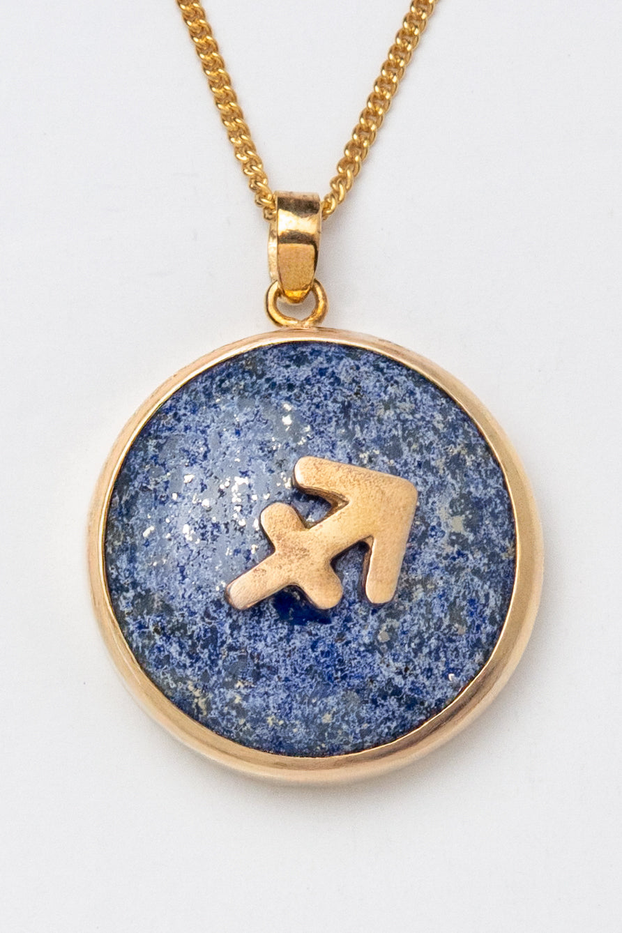 Sagittarius zodiac pendant: lapis lazuli cabochon and pink spinel.

Amuleto de Sagitario: lapislázuli cabujón y espinela rosa.