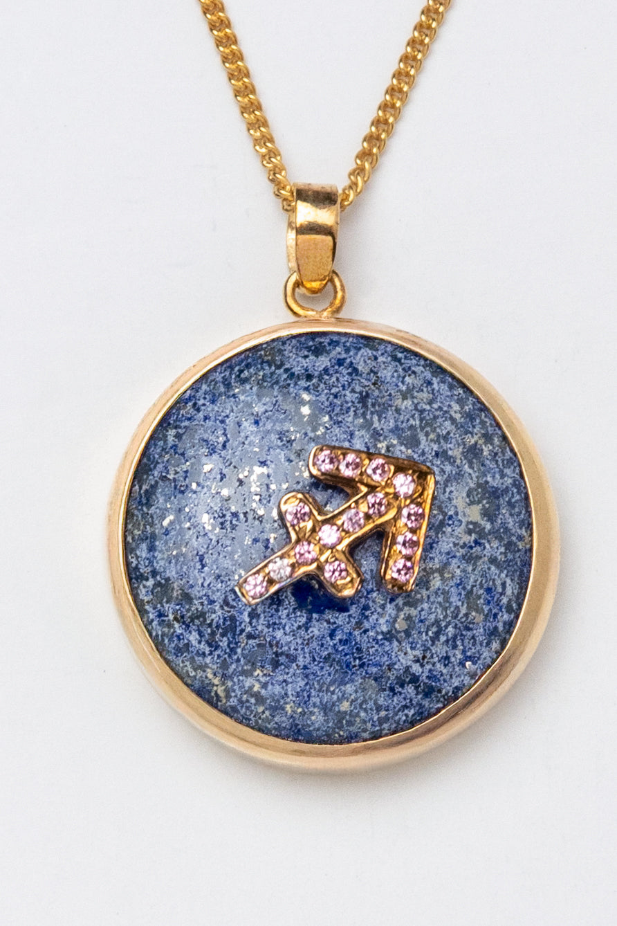 Sagittarius zodiac pendant: lapis lazuli cabochon and pink spinel.

Amuleto de Sagitario: lapislázuli cabujón y espinela rosa.