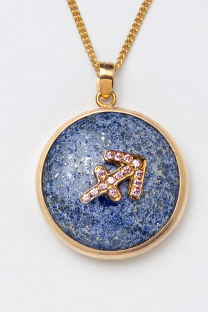 Sagittarius zodiac pendant: lapis lazuli cabochon and pink spinel.

Amuleto de Sagitario: lapislázuli cabujón y espinela rosa.