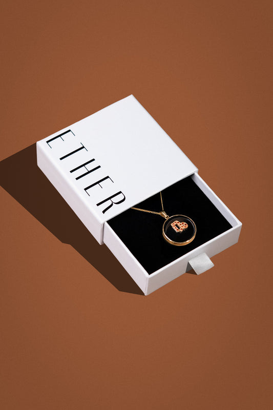 Capricorn zodiac pendant: onyx cabochon and red garnet.

Amuleto de Capricornio: ónix cabujón y granates rojos.