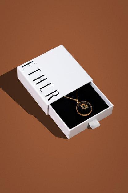 Capricorn zodiac pendant: onyx cabochon and 14K Gold Vermeil.

Amuleto de Capricornio: ónix cabujón y 14K Gold Vermeil.