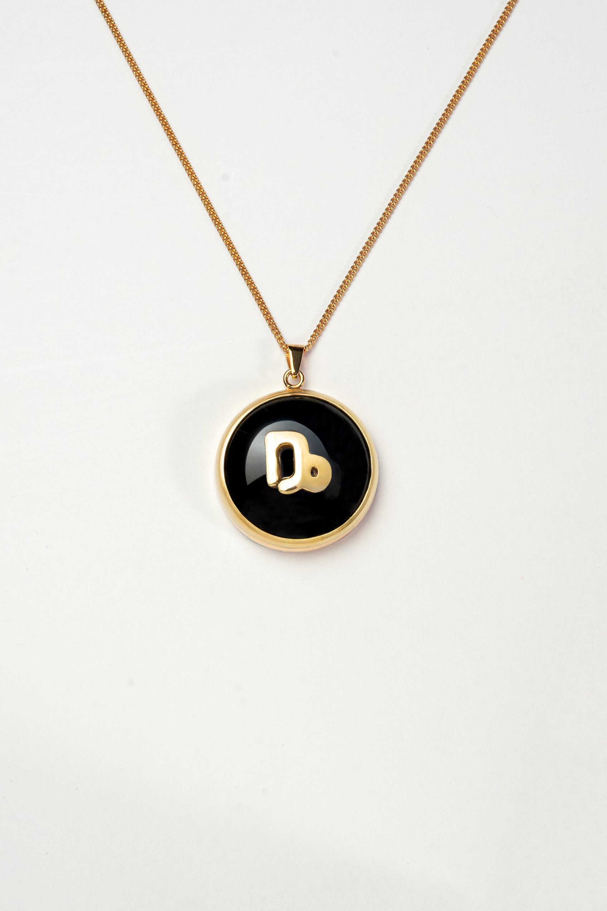 Capricorn zodiac pendant: onyx cabochon and red garnet.

Amuleto de Capricornio: ónix cabujón y granates rojos.