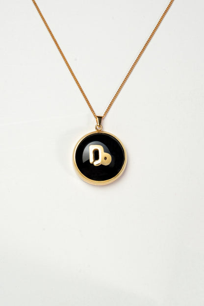 Capricorn zodiac pendant: onyx cabochon and 14K Gold Vermeil.

Amuleto de Capricornio: ónix cabujón y 14K Gold Vermeil.