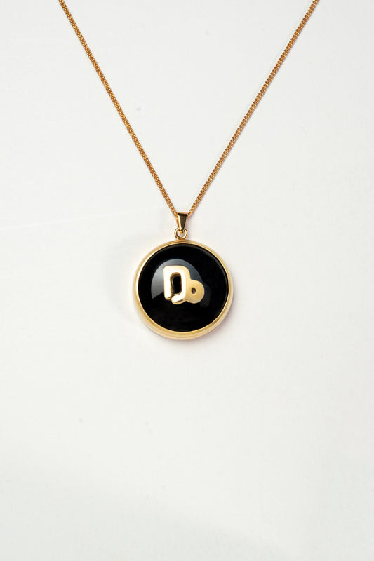 Capricorn zodiac pendant: onyx cabochon and 14K Gold Vermeil.

Amuleto de Capricornio: ónix cabujón y 14K Gold Vermeil.