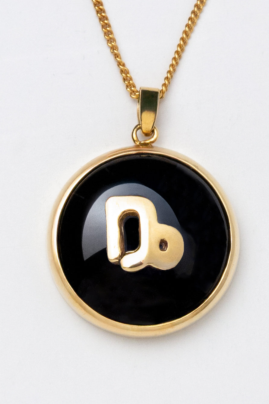 Capricorn zodiac pendant: onyx cabochon and red garnet.

Amuleto de Capricornio: ónix cabujón y granates rojos.