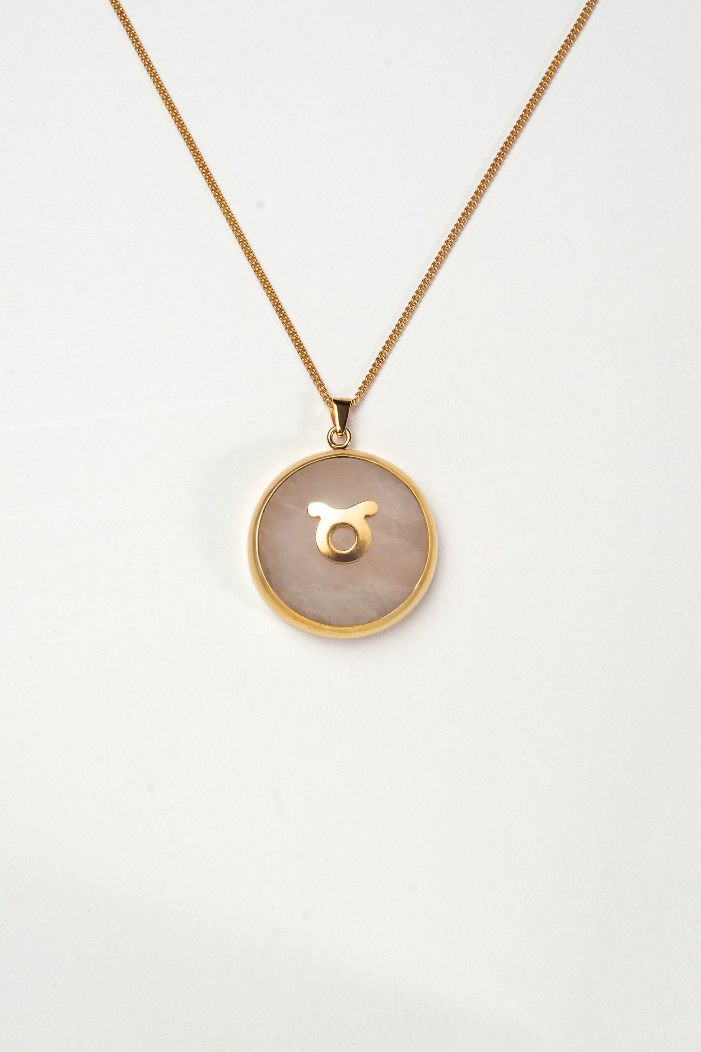 Taurus zodiac pendant: rose quartz cabochon and 14K Gold Vermeil.

Amuleto de Tauro: cuarzo rosa cabujón y 14K Gold Vermeil.