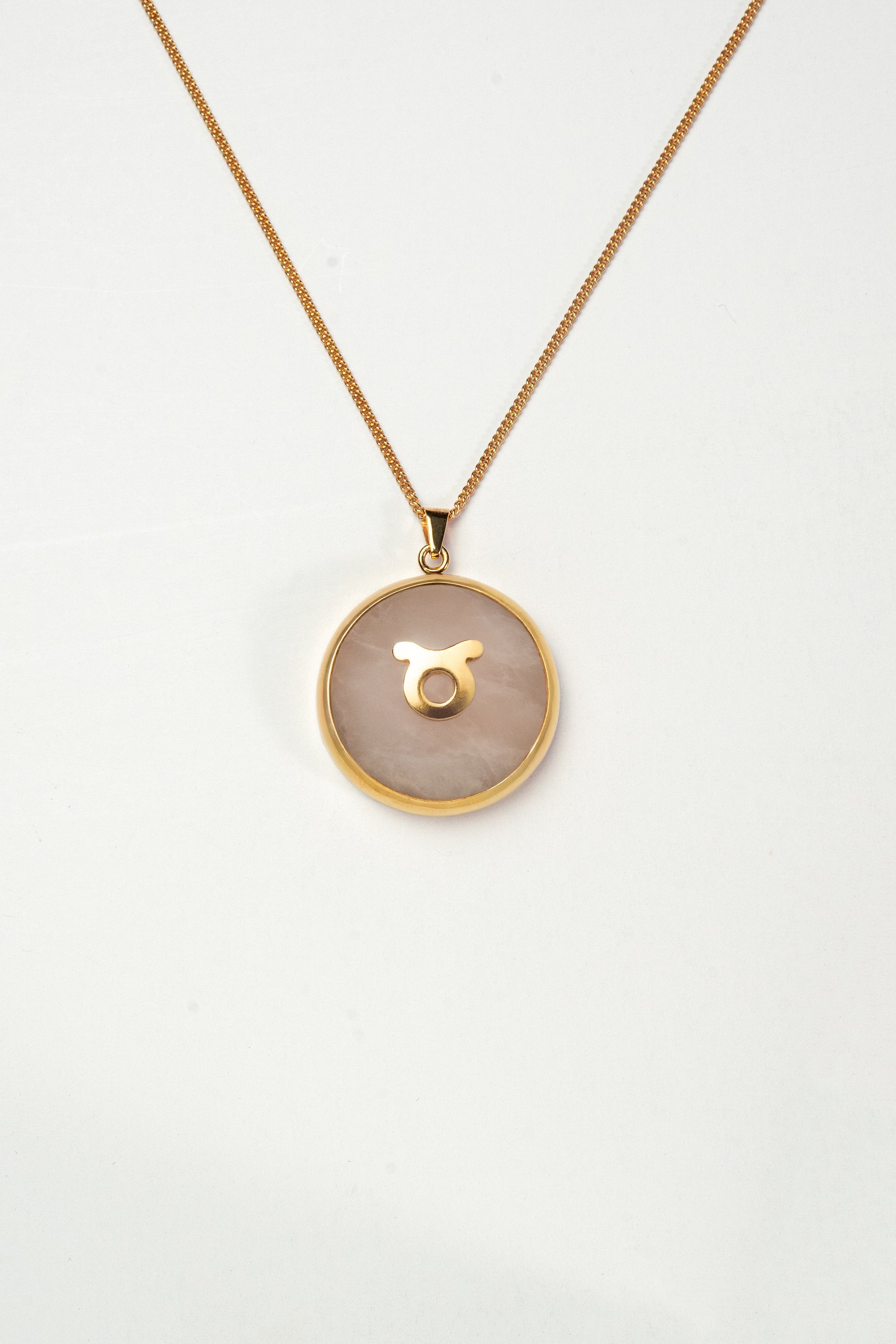 Taurus zodiac pendant: rose quartz cabochon and amethyst.

Amuleto de Tauro: cuarzo rosa cabujón y amatista.