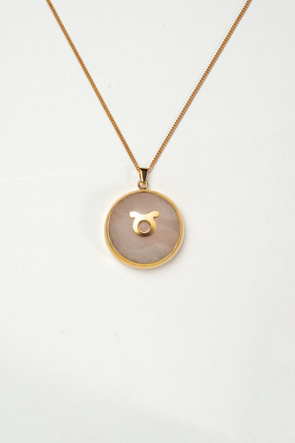 Taurus zodiac pendant: rose quartz cabochon and 14K Gold Vermeil.

Amuleto de Tauro: cuarzo rosa cabujón y 14K Gold Vermeil.