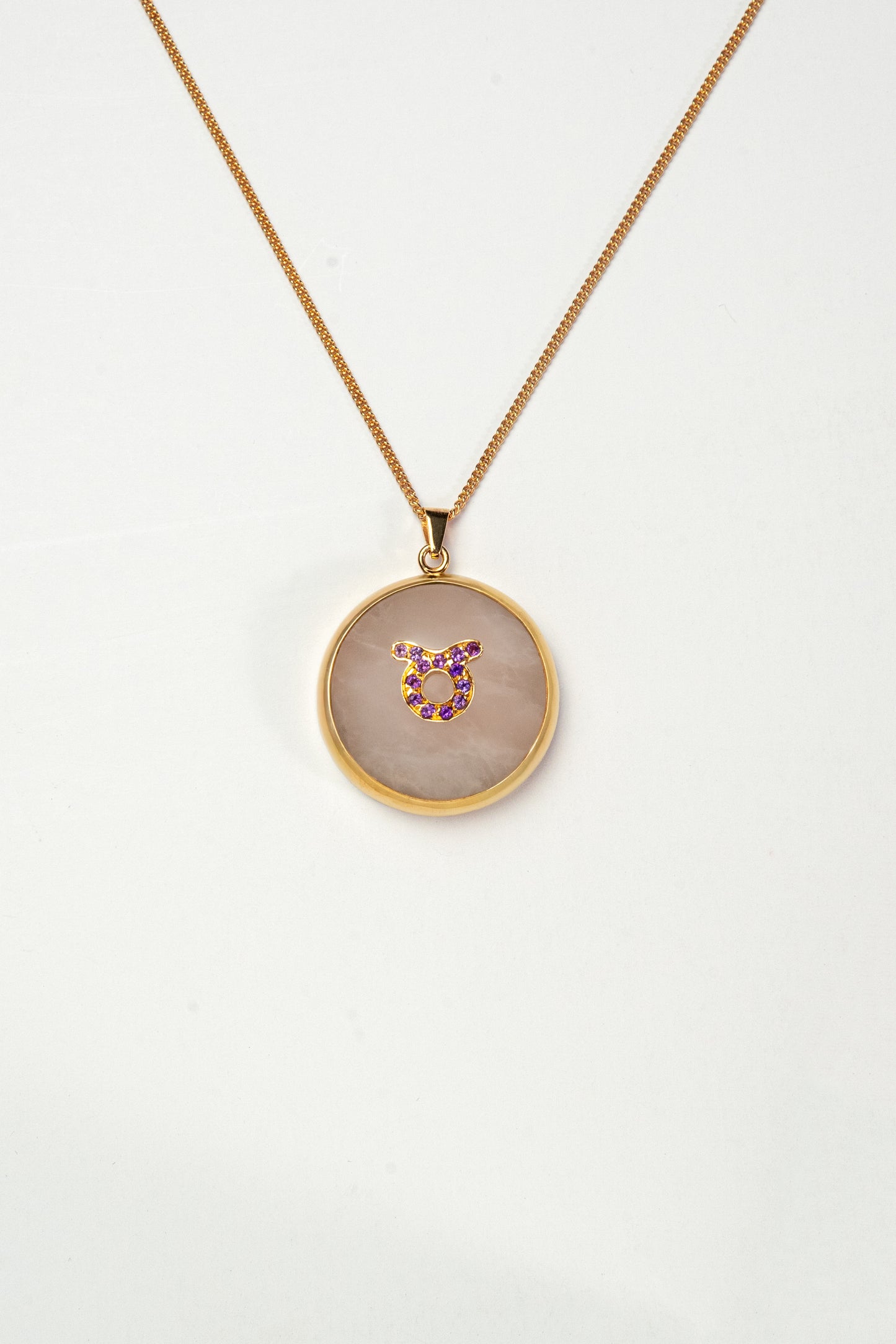 Taurus zodiac pendant: rose quartz cabochon and amethyst.

Amuleto de Tauro: cuarzo rosa cabujón y amatista.