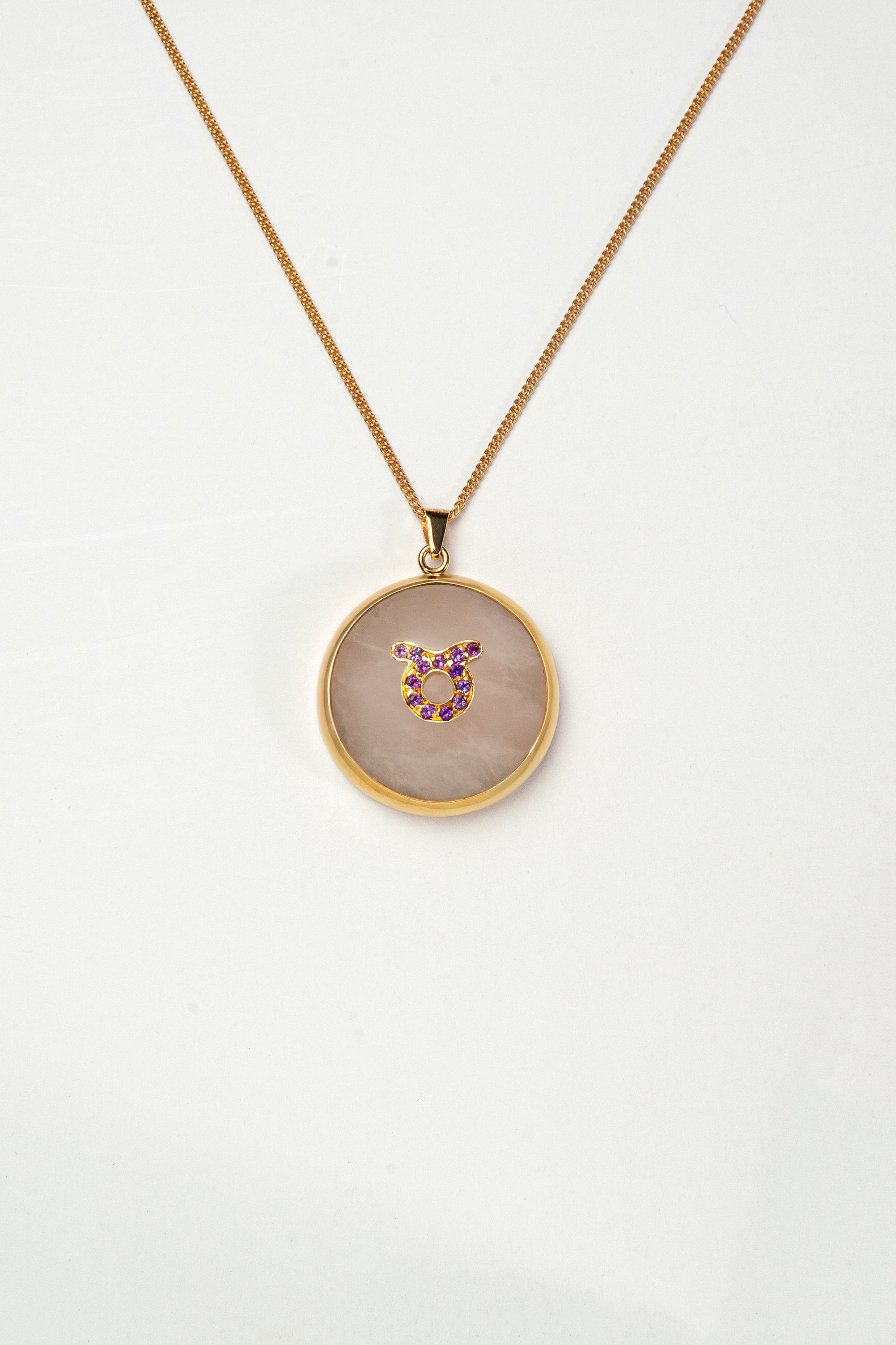Taurus zodiac pendant: rose quartz cabochon and amethyst.

Amuleto de Tauro: cuarzo rosa cabujón y amatista.
