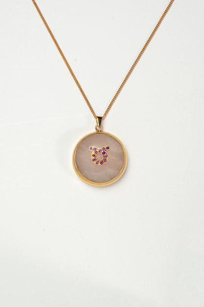 Taurus zodiac pendant: rose quartz cabochon and amethyst.

Amuleto de Tauro: cuarzo rosa cabujón y amatista.