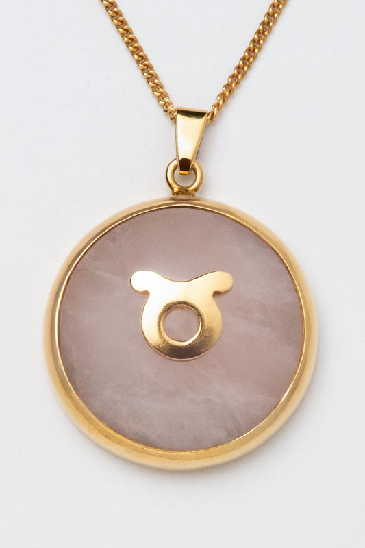 Taurus zodiac pendant: rose quartz cabochon and 14K Gold Vermeil.

Amuleto de Tauro: cuarzo rosa cabujón y 14K Gold Vermeil.
