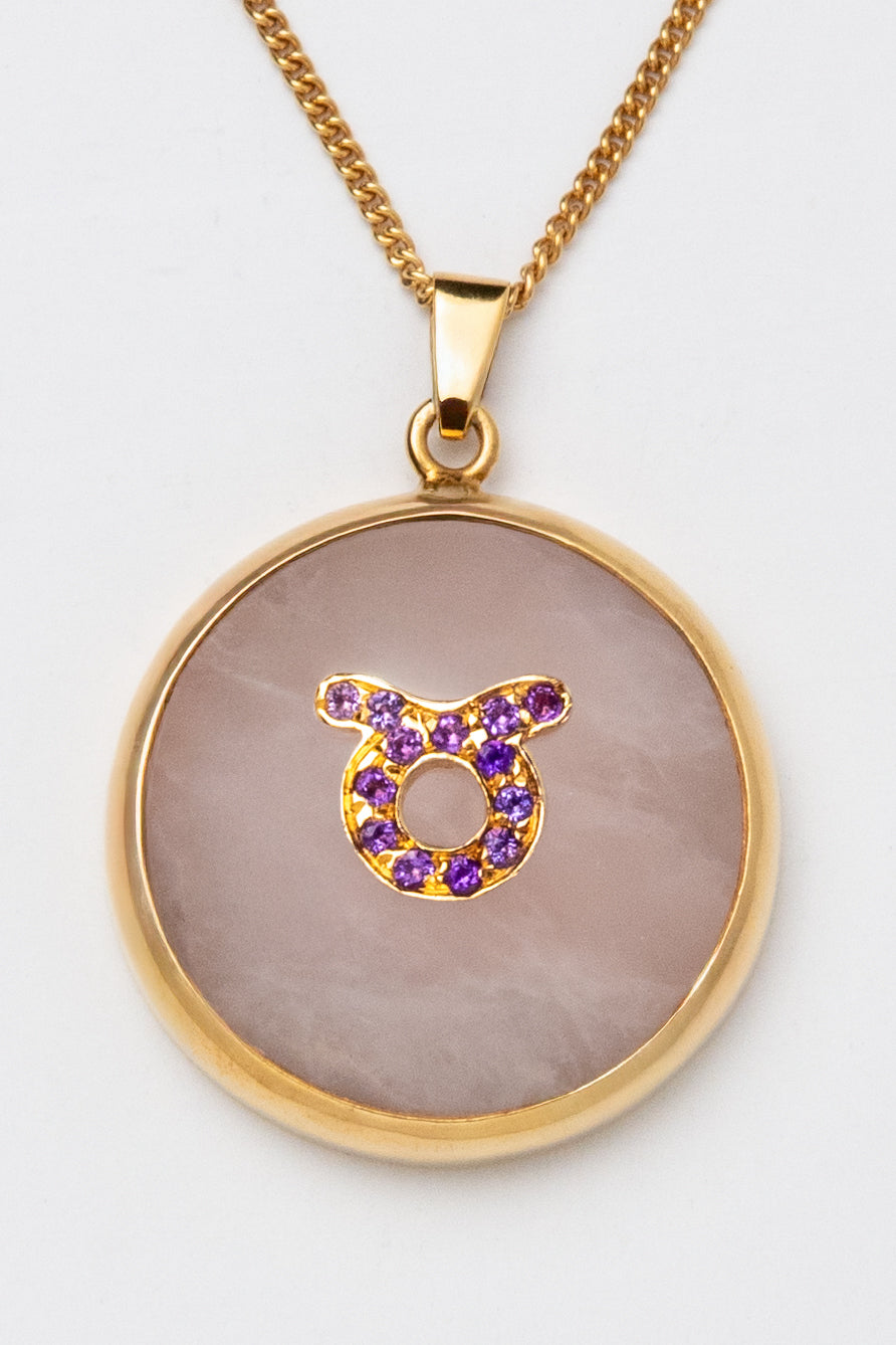 Taurus zodiac pendant: rose quartz cabochon and amethyst.

Amuleto de Tauro: cuarzo rosa cabujón y amatista.