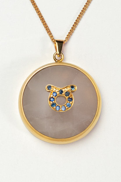 Taurus zodiac pendant: rose quartz cabochon and blue sapphire.

Amuleto de Tauro: cuarzo rosa cabujón y zafiro azul.