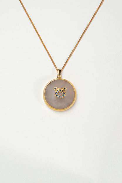 Taurus zodiac pendant: rose quartz cabochon and blue sapphire.

Amuleto de Tauro: cuarzo rosa cabujón y zafiro azul.